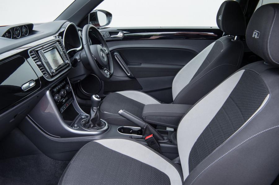 Интерьер Volkswagen Beetle R-Line 2017 года  (UK) (фото 14 из 31)